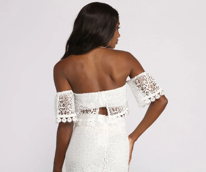 off-the-shoulder-crochet-crop-top-060030583100