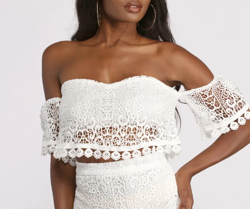 off-the-shoulder-crochet-crop-top-060030583100