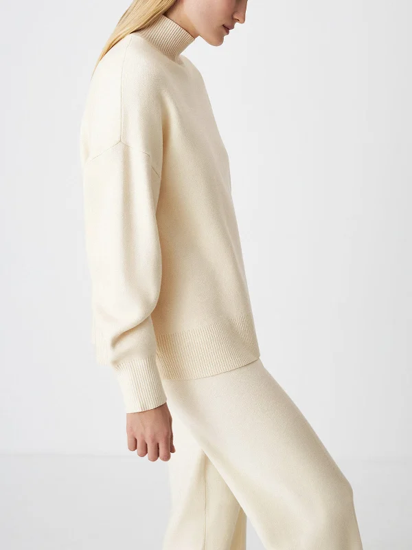 quiet-luxury-oversized-mockneck-sweater